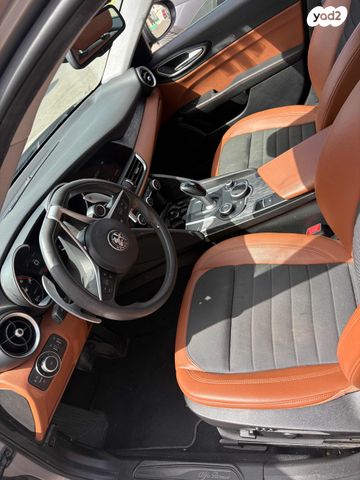 מודעת רכב אלפא רומיאו ג'וליה