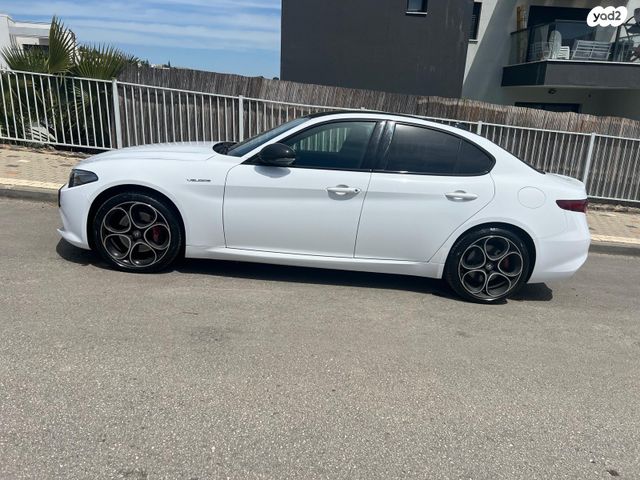 מודעת רכב אלפא רומיאו ג'וליה