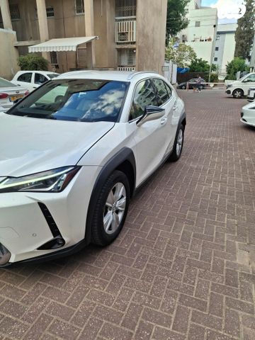 מודעת רכב לקסוס UX