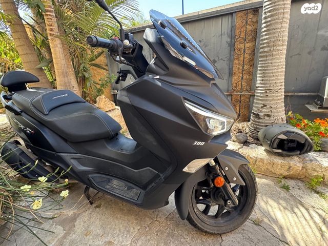 מודעת רכב סאן יאנג ג'וי-מקס Z-300