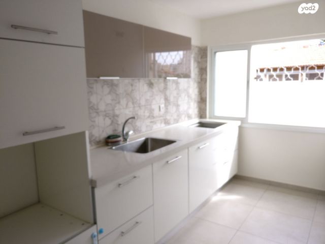 יוסף אהרונוביץ' 77