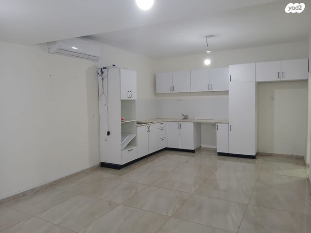 משה מונטיפיורי 25