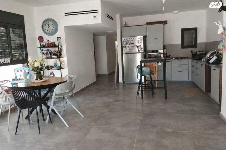 עין המערה 11