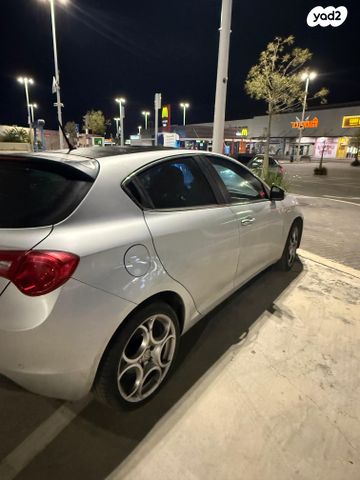 מודעת רכב אלפא רומיאו ג'ולייטה