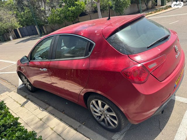 מודעת רכב אלפא רומיאו ג'ולייטה