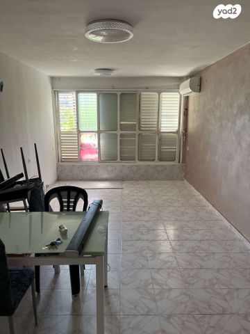 גיורא יוספטל 8