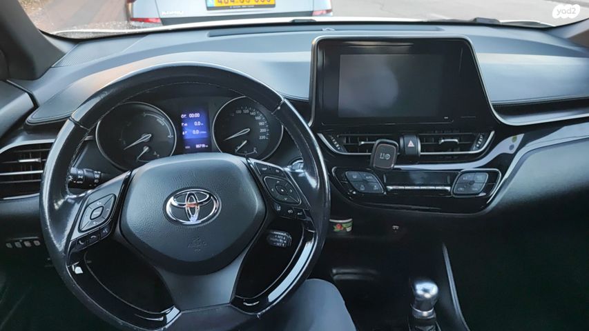 מודעת רכב טויוטה C-HR