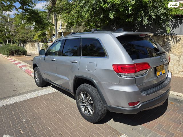 מודעת רכב ג'יפ גרנד צ'ירוקי