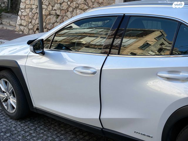 מודעת רכב לקסוס UX