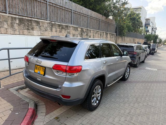 מודעת רכב ג'יפ גרנד צ'ירוקי