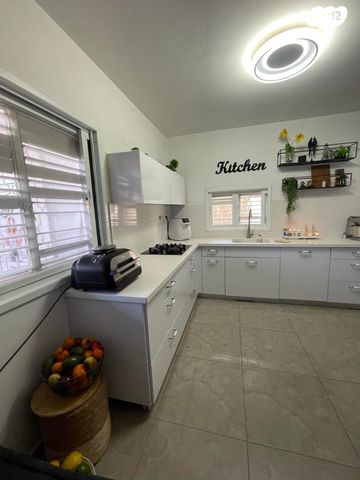 שדרות בגין 12