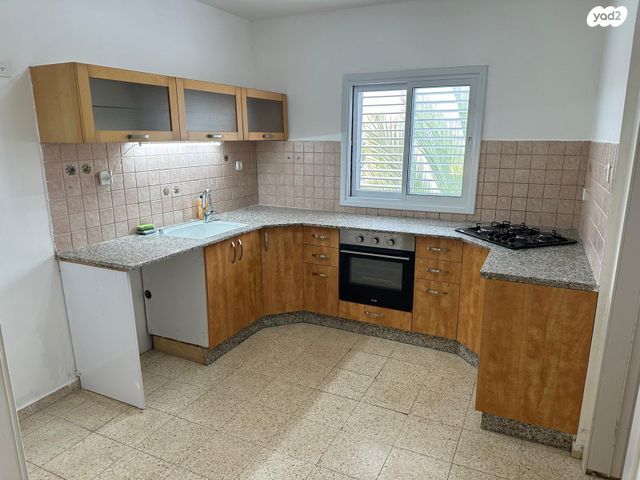 שדרות מנחם בגין 24