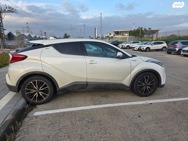 מודעת רכב טויוטה C-HR