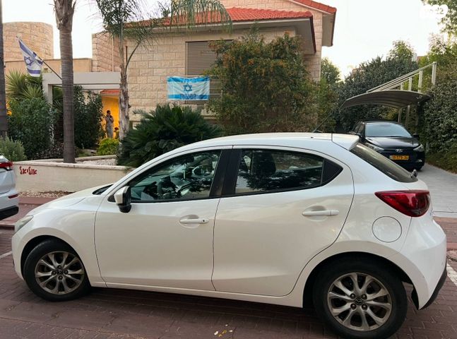 מודעת רכב מאזדה 2