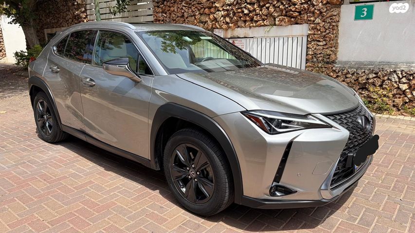 מודעת רכב לקסוס UX