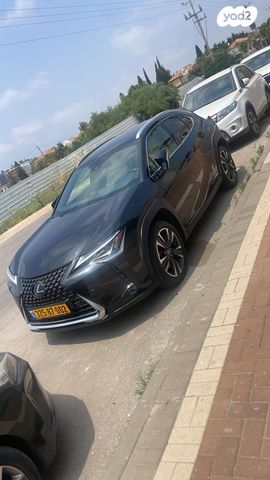 מודעת רכב לקסוס UX