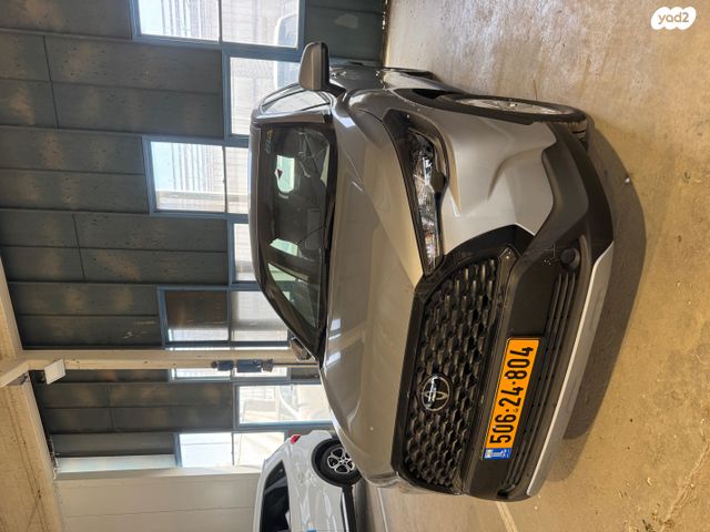 מודעת רכב טויוטה קורולה קרוס