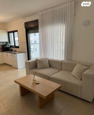 שולמית אלוני 13