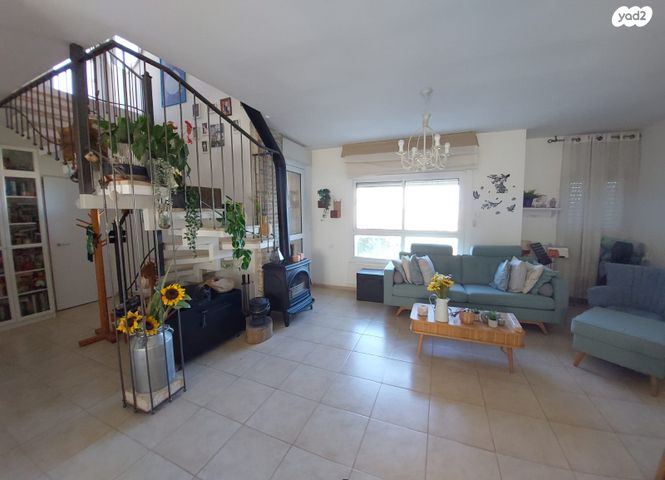 מבוא חרוב 12