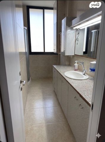 צבי הירשפלד 16