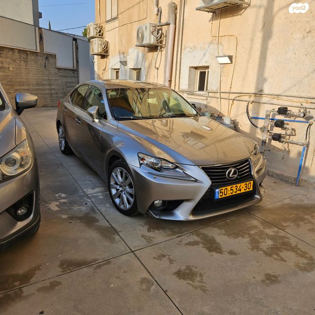 מודעת רכב לקסוס IS