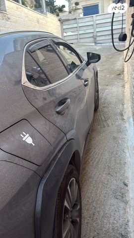 מודעת רכב לקסוס UX