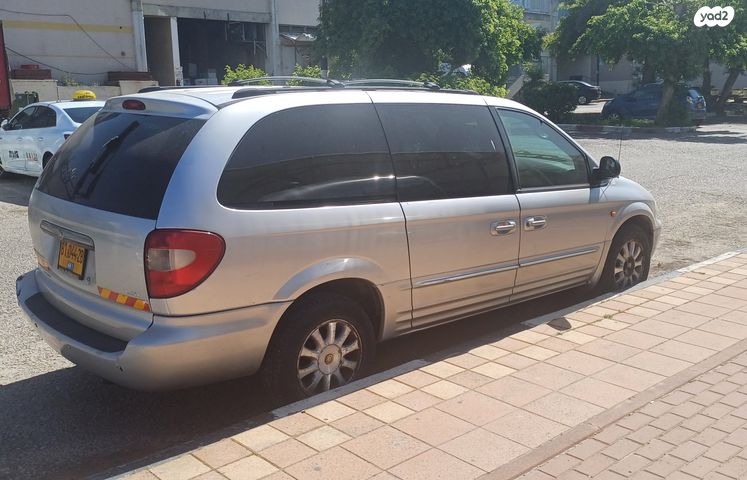 מודעת רכב קרייזלר טאון אנד קאנטרי