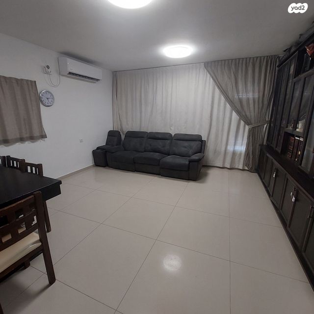 מנשה קפרא 61