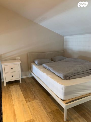 מחנה יהודה 10