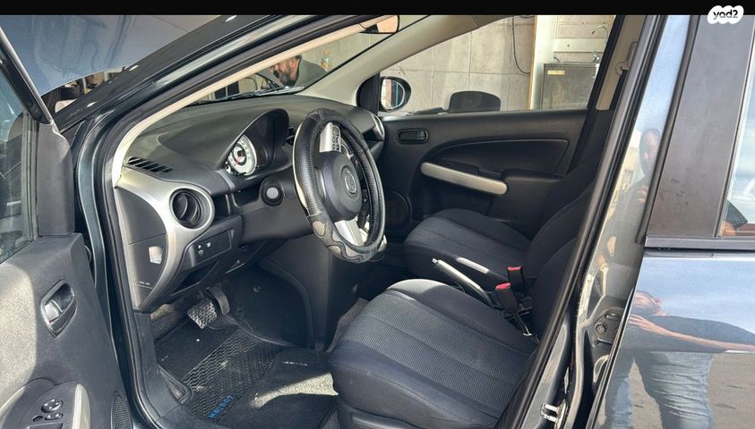 מודעת רכב מאזדה 2