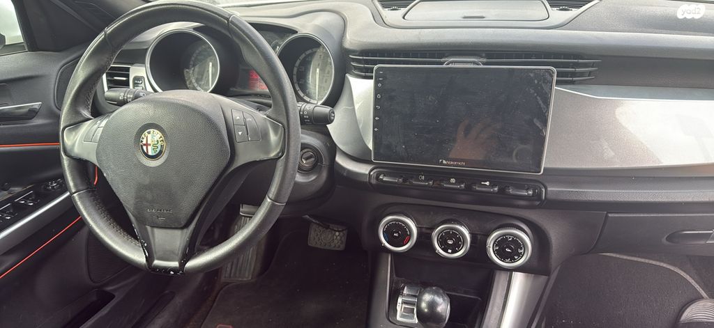 מודעת רכב אלפא רומיאו ג'ולייטה