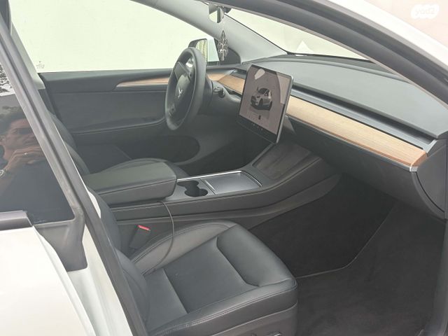 מודעת רכב טסלה מודל Y