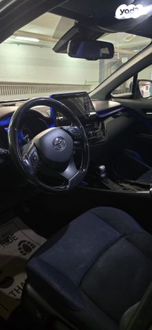 מודעת רכב טויוטה C-HR