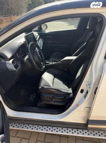 מודעת רכב טויוטה C-HR