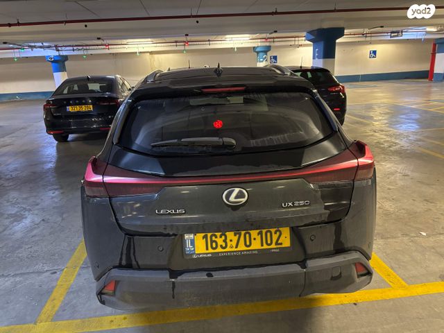 מודעת רכב לקסוס UX