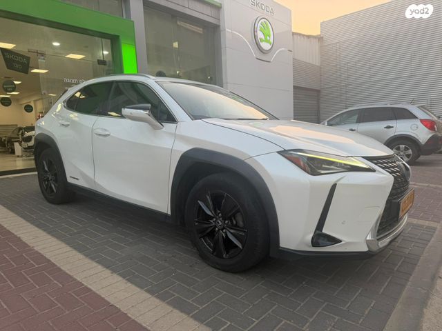 מודעת רכב לקסוס UX