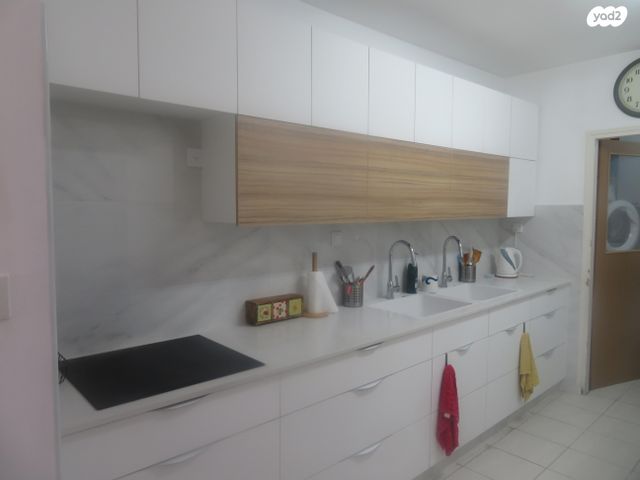 פנים מאירים 28