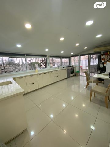 שדרות משה דיין 18