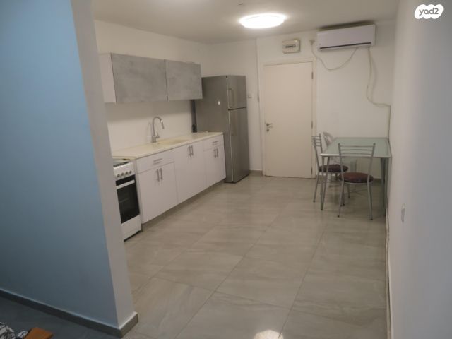 אפרים צור 24