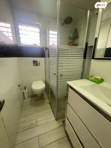 ברל כצנלסון 42