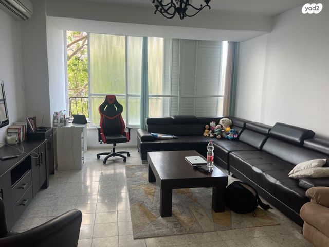 שדרות ג'יימס דה רוטשילד 10