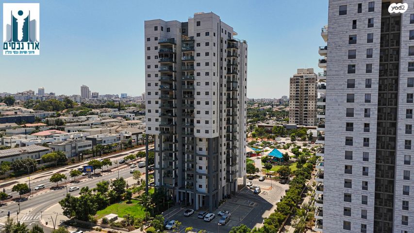 שולמית אלוני 