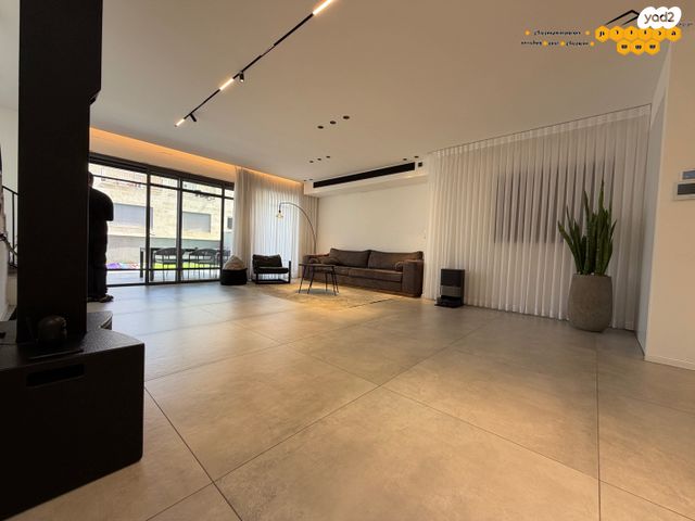 קרית האמנים, מצליח