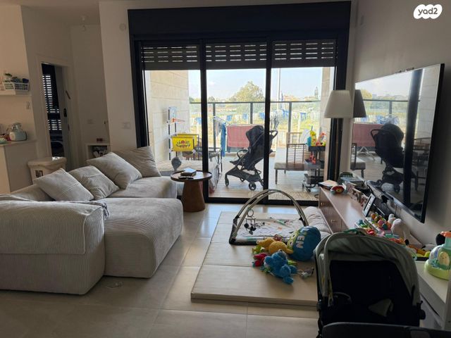 לאה גולדברג 