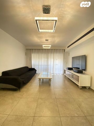 קרית האמנים, מצליח