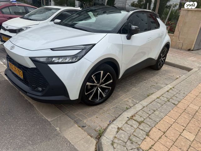 מודעת רכב טויוטה C-HR