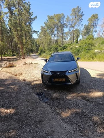 מודעת רכב לקסוס UX