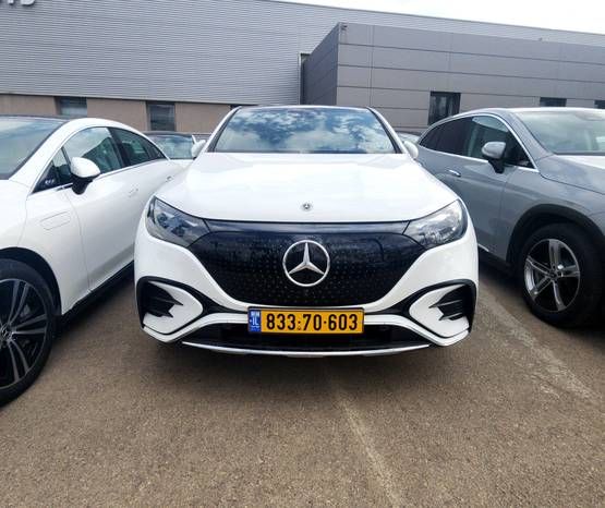 מודעת רכב מרצדס-בנץ EQE SUV