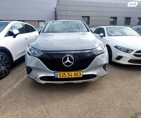 מודעת רכב מרצדס-בנץ EQE SUV