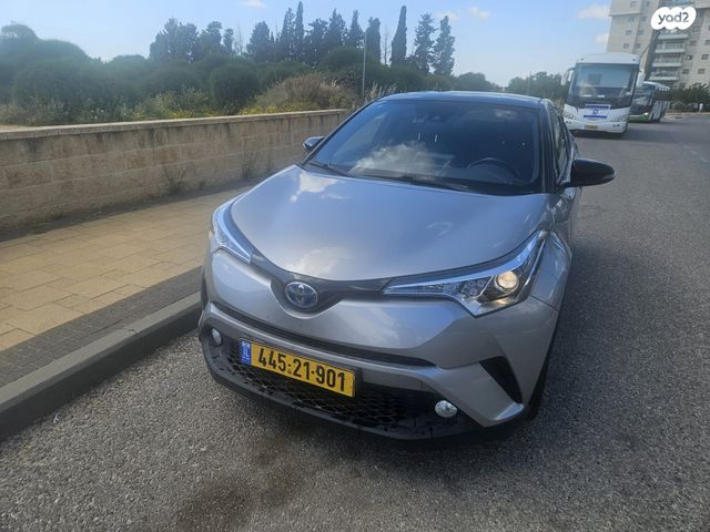 מודעת רכב טויוטה C-HR